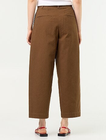 Pantalón ancho tipo barrel