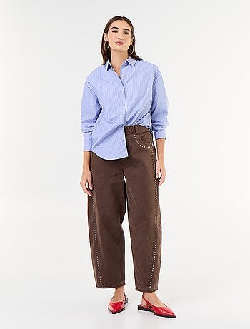 Pantalón barrel con detalles de tachuelas