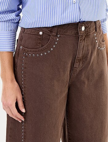 Pantalón barrel con detalles de tachuelas