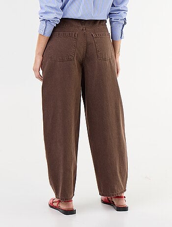 Pantalón barrel con detalles de tachuelas