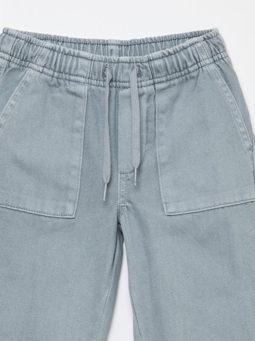 Pantalón bolsillos rectangulares - Corte + ajustado - Kiabi