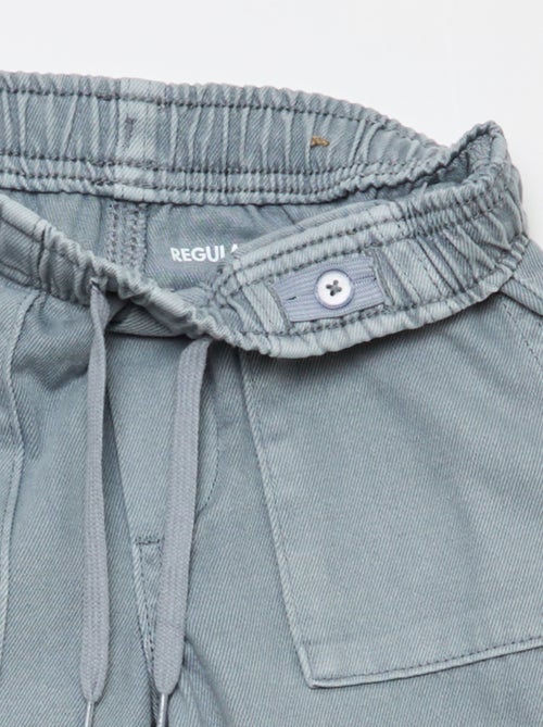 Pantalón bolsillos rectangulares - Corte + ajustado - Kiabi