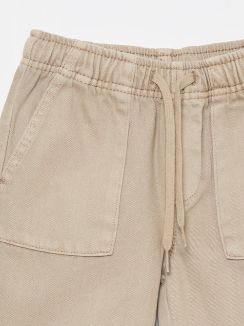 Pantalón bolsillos rectangulares - Corte + ajustado - Kiabi