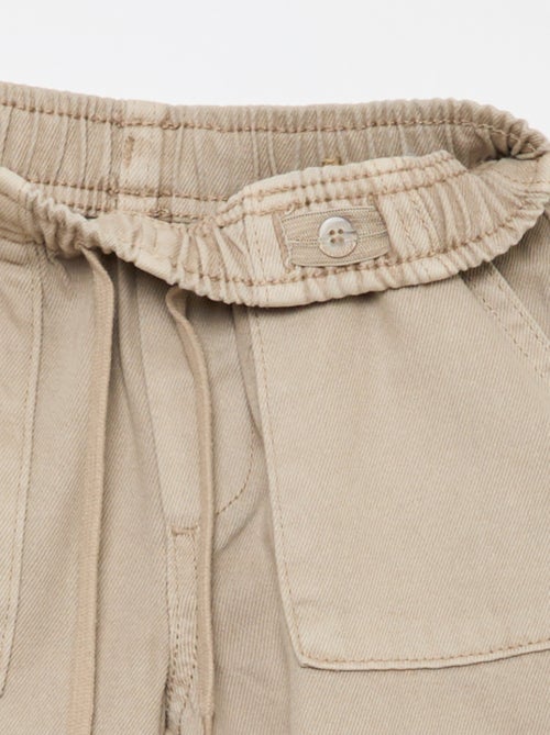 Pantalón bolsillos rectangulares - Corte + ajustado - Kiabi