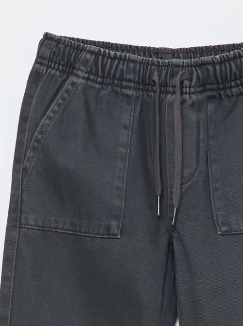 Pantalón bolsillos rectangulares - Corte + ajustado - Kiabi