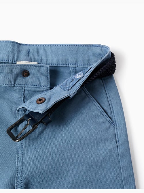 Pantalón chino ajustado de sarga con cinturón - Kiabi