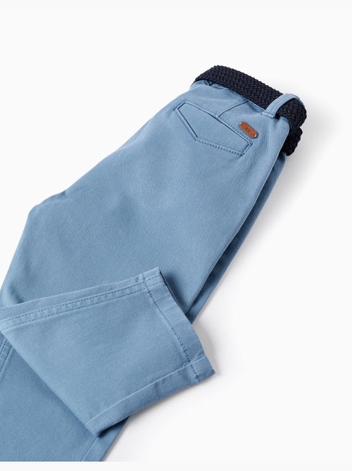 Pantalón chino ajustado de sarga con cinturón - Kiabi
