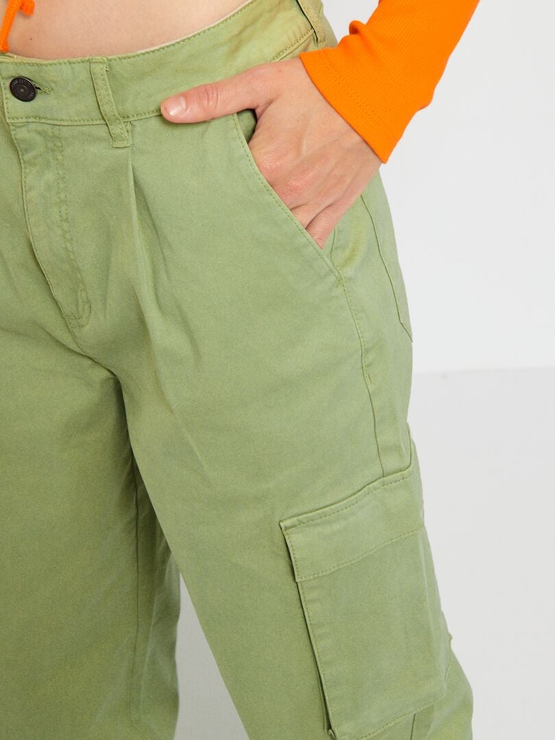 Pantalón recto con bolsillos con solapa - CAQUI - Kiabi - 18.00€