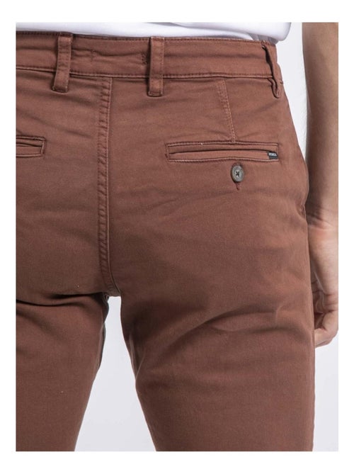 Pantalón chino coupe ajustée VALBACOL - Kiabi Pantalón chino coupe ajustée VALBACOL - Kiabi