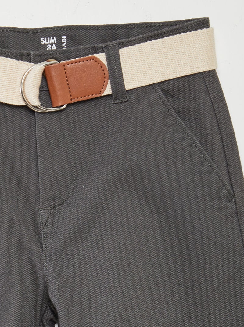 Pantalón chino de sarga con cinturón GRIS - Kiabi