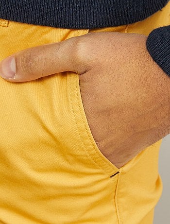 Hombre talla S-XXL - Pantalón chino de sarga de algodón elástica - Kiabi