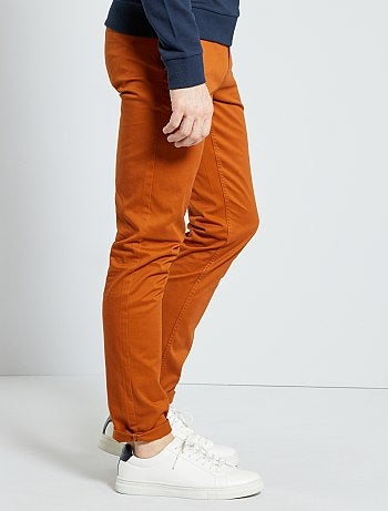 Hombre talla S-XXL - Pantalón chino de sarga de algodón elástica - Kiabi