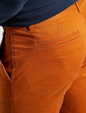 Hombre talla S-XXL - Pantalón chino de sarga de algodón elástica - Kiabi