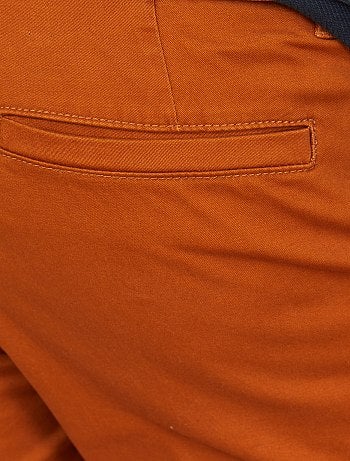 Hombre talla S-XXL - Pantalón chino de sarga de algodón elástica - Kiabi