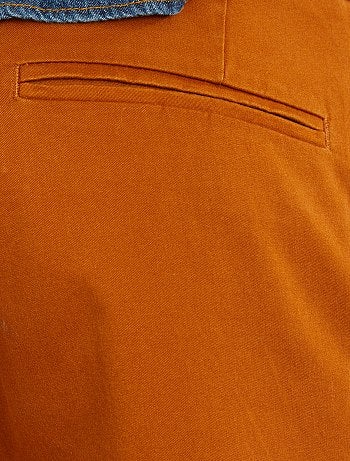 Hombre talla S-XXL - Pantalón chino de sarga de algodón elástica - Kiabi