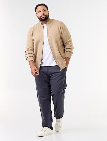 Pantalón chino liso de tiro estándar