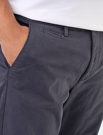 Pantalón chino liso de tiro estándar