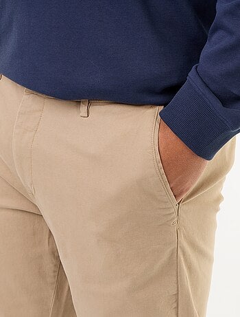 Pantalón chino liso de tiro estándar