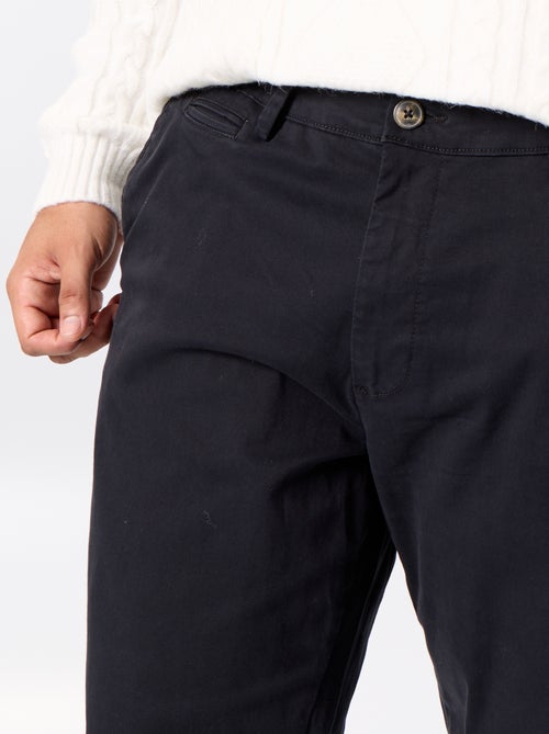 Pantalón chino liso de tiro estándar - Kiabi Pantalón chino liso de tiro estándar - Kiabi