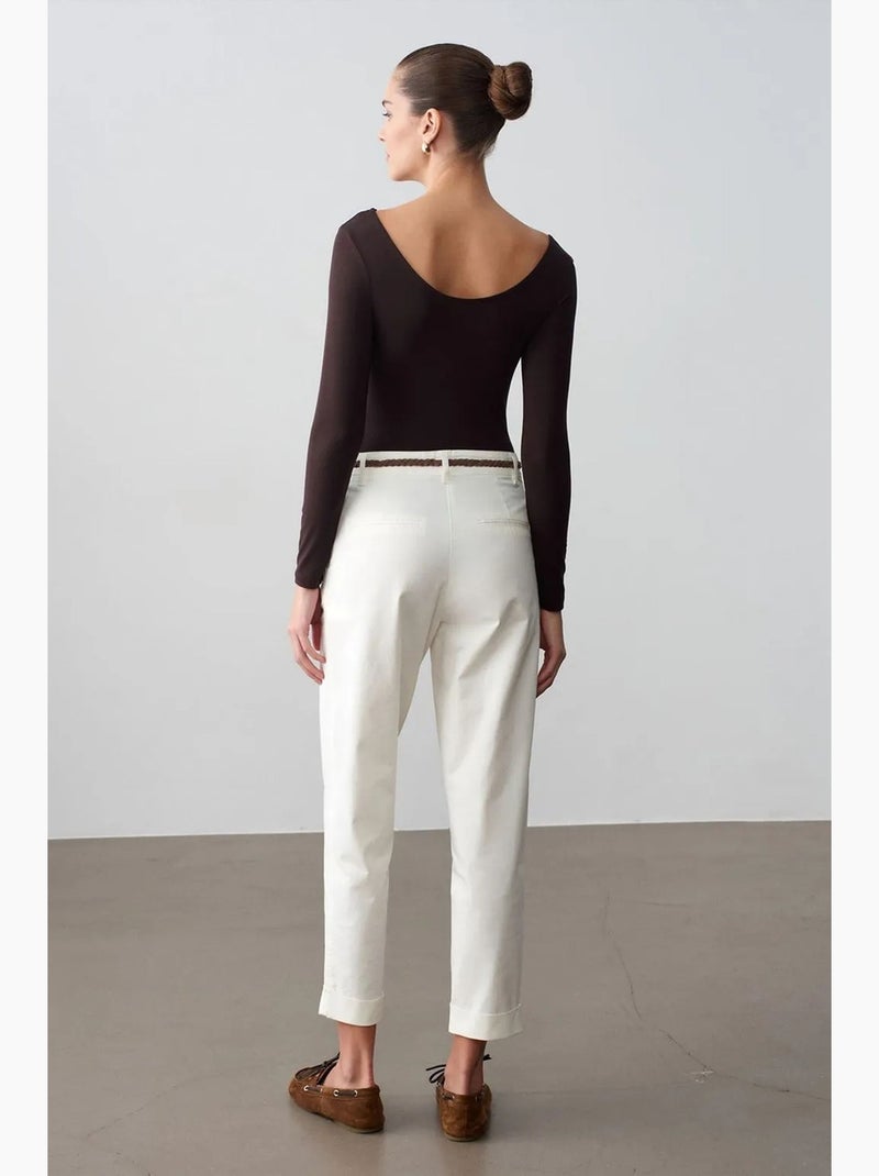 Pantalón chino recto con cinturón gabardina dilvin Blanco roto - Kiabi