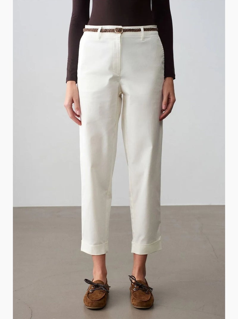 Pantalón chino recto con cinturón gabardina dilvin Blanco roto - Kiabi