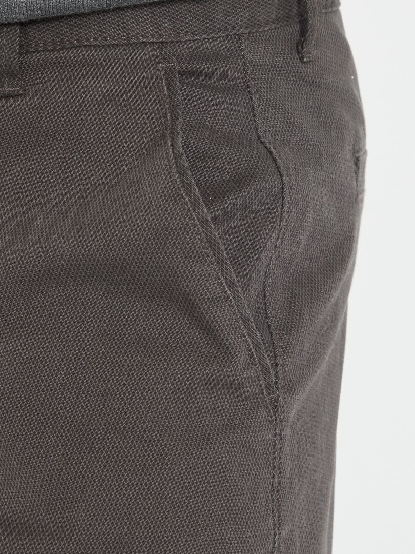 Pantalón chino regular con estampado NEGRO - Kiabi