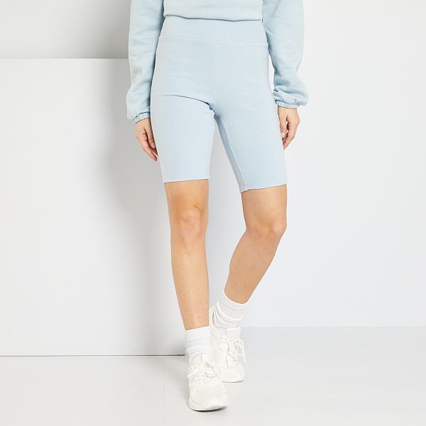 Combinación de pantalones de mezclilla rotos y blusa sin mangas - Como  Organizar la Casa