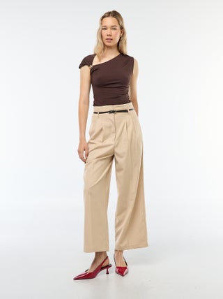Pantalón city de corte ancho con cinturón fino
