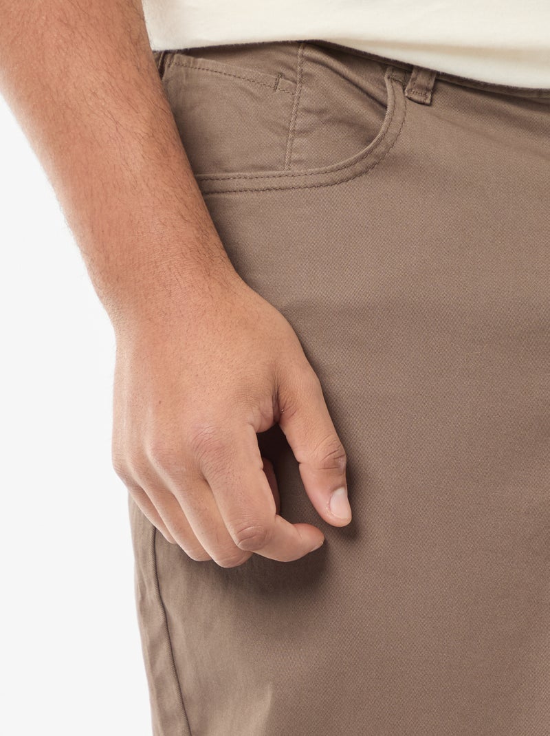 Pantalón con 5 bolsillos fitted L34 Marron - Kiabi