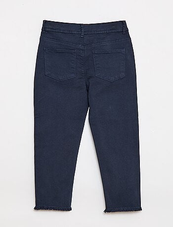 Pantalón con bajo deshilachado