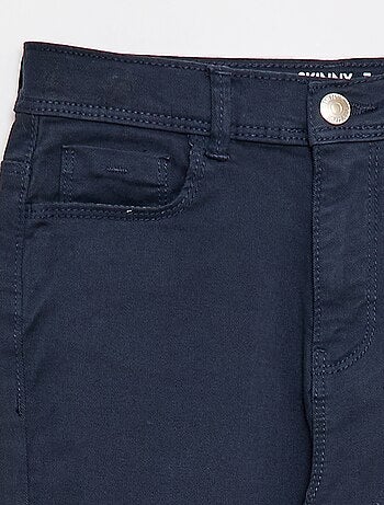 Pantalón con bajo deshilachado