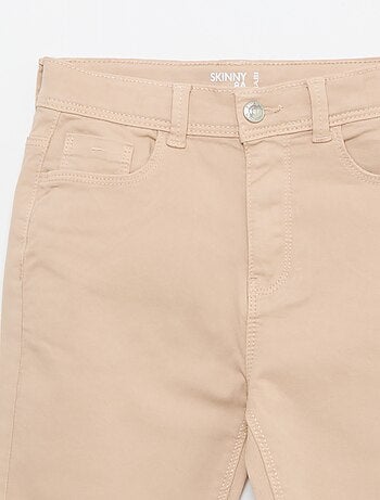 Pantalón con bajo deshilachado