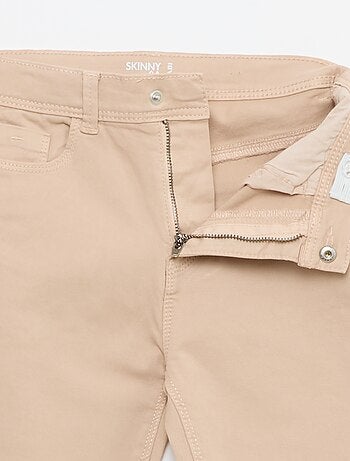 Pantalón con bajo deshilachado