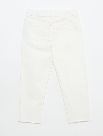 Pantalón con bajo deshilachado