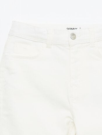 Pantalón con bajo deshilachado