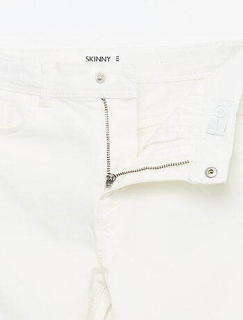 Pantalón con bajo deshilachado