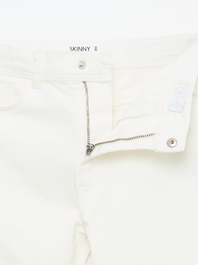 Pantalón con bajo deshilachado Blanco - Kiabi