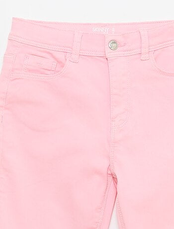 Pantalón con bajo deshilachado