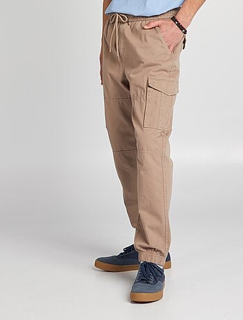 Pantalón con bolsillos en los laterales