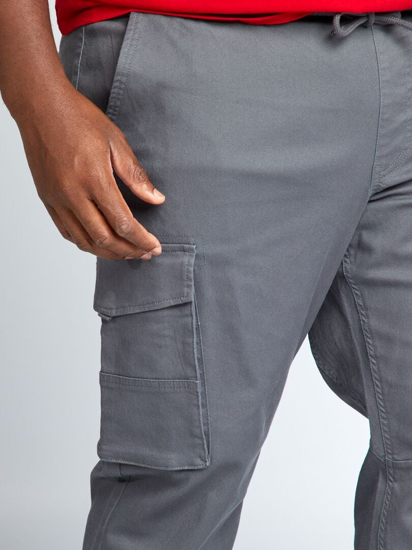 Pantalón con bolsillos en los laterales GRIS - Kiabi