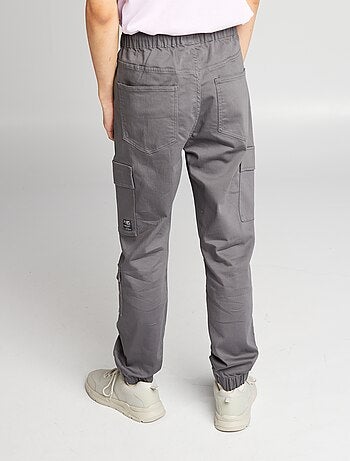 Pantalón con bolsillos en los laterales