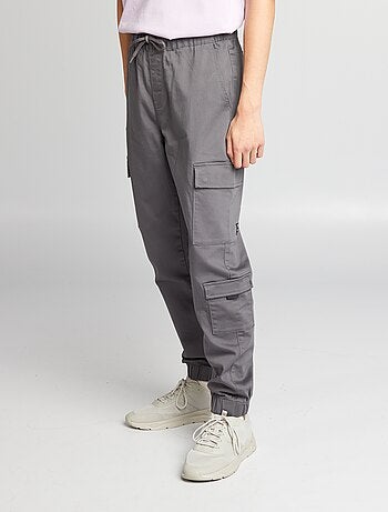 Pantalón con bolsillos en los laterales