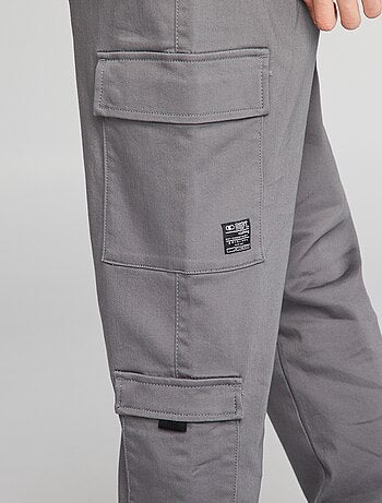 Pantalón con bolsillos en los laterales
