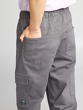 Pantalón con bolsillos en los laterales
