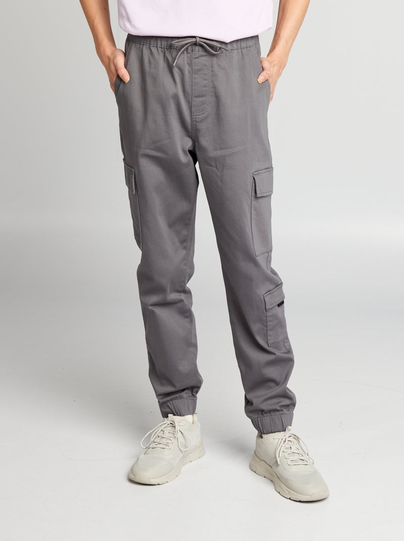 Pantalón con bolsillos en los laterales GRIS - Kiabi