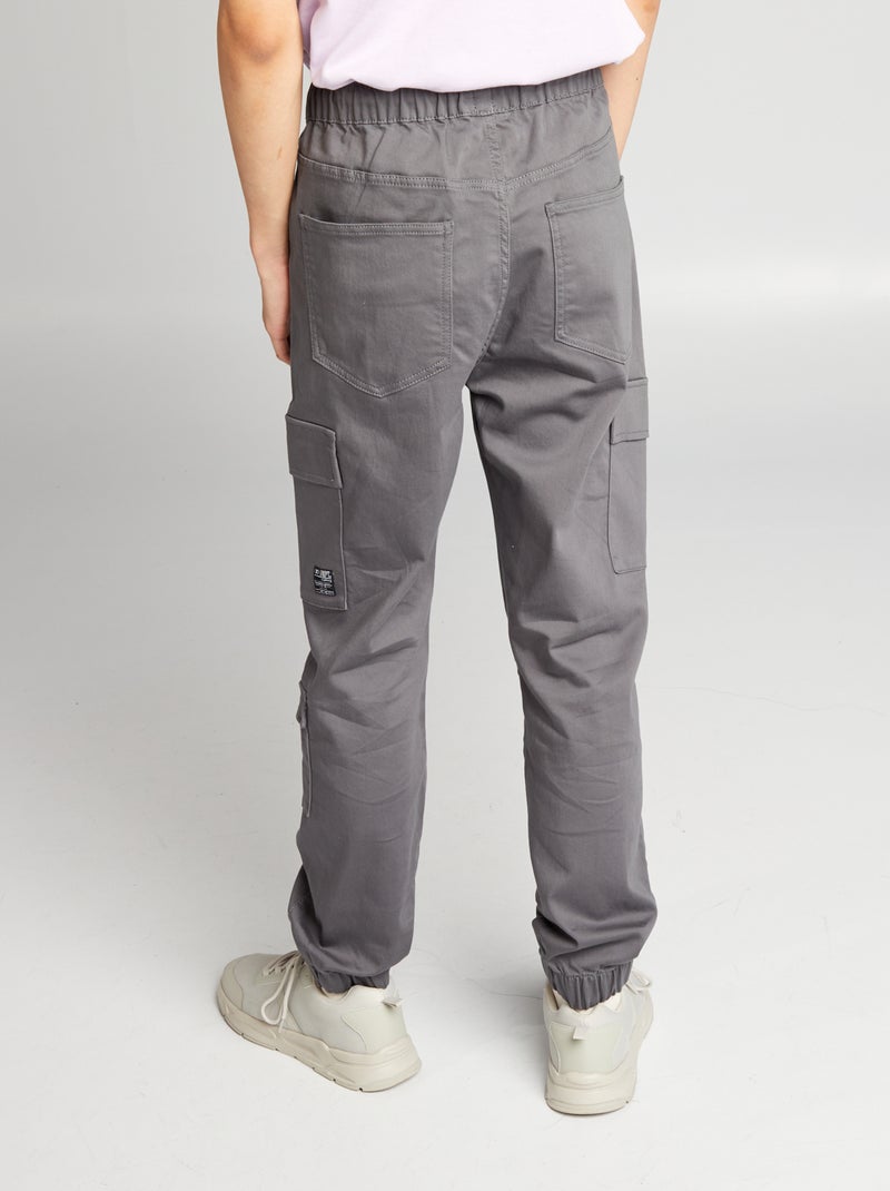 Pantalón con bolsillos en los laterales GRIS - Kiabi