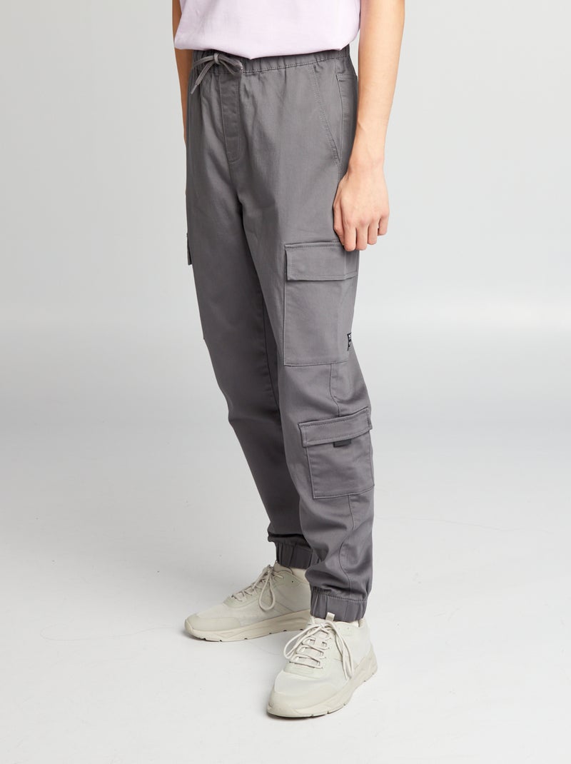 Pantalón con bolsillos en los laterales GRIS - Kiabi