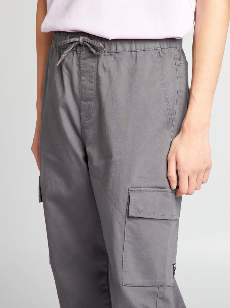 Pantalón con bolsillos en los laterales GRIS - Kiabi