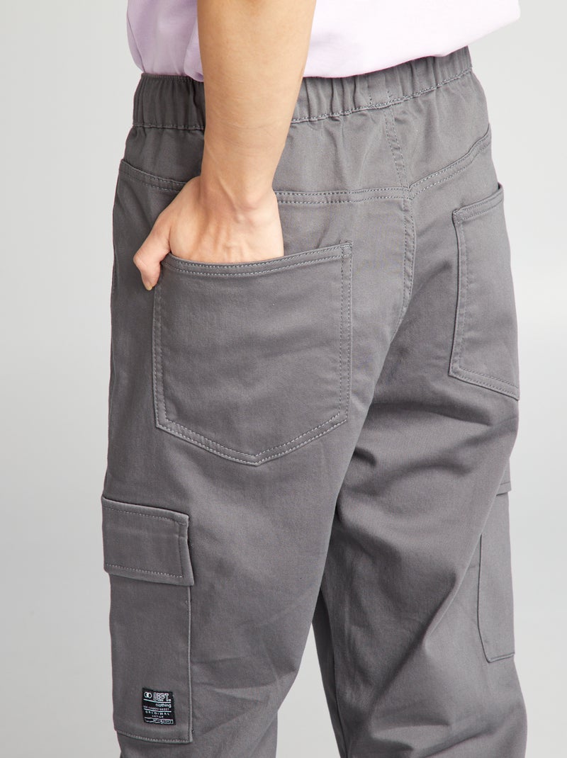 Pantalón con bolsillos en los laterales GRIS - Kiabi