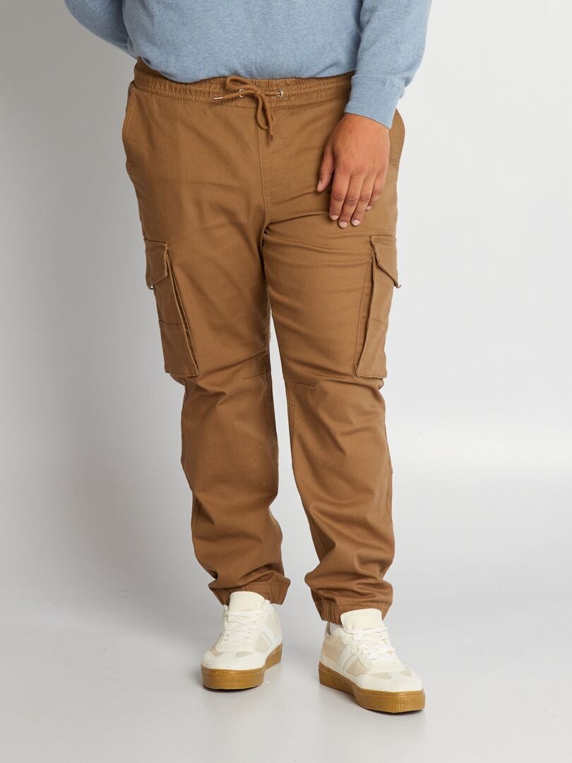 Pantalón con bolsillos en los laterales MARRON - Kiabi